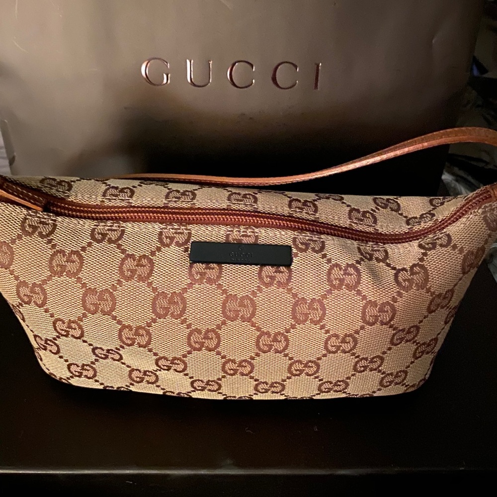 *100% authentic* Used vintage Gucci boat pochette.